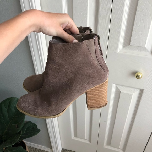 Urban Outfitters wood block suede ankle booties - Picture 2 of 8